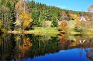paysage d‘automne sur un lac Vosgien